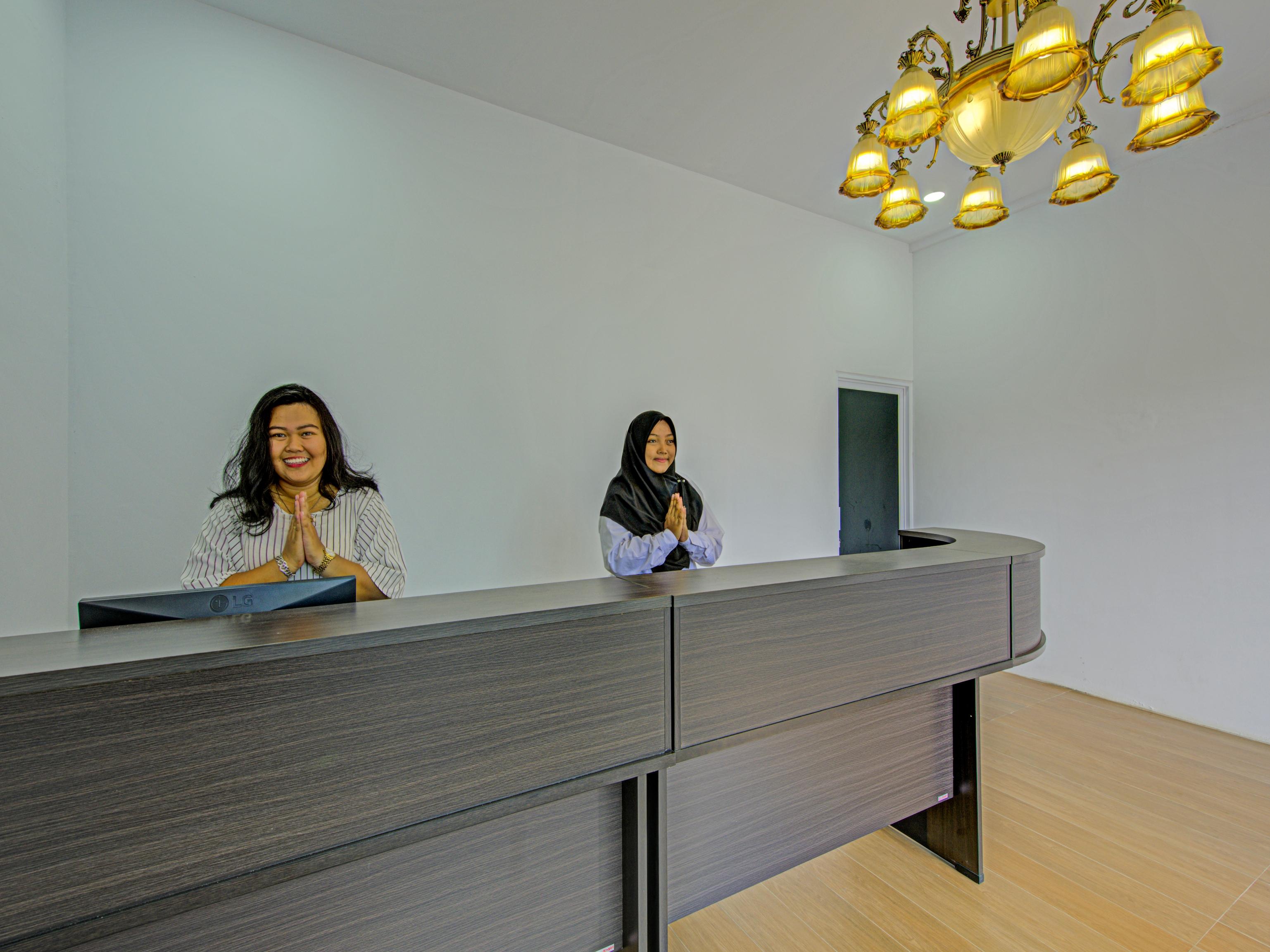 Vaccinated Staff - OYO 3841 Wisma 25 Cilacap Exterior foto